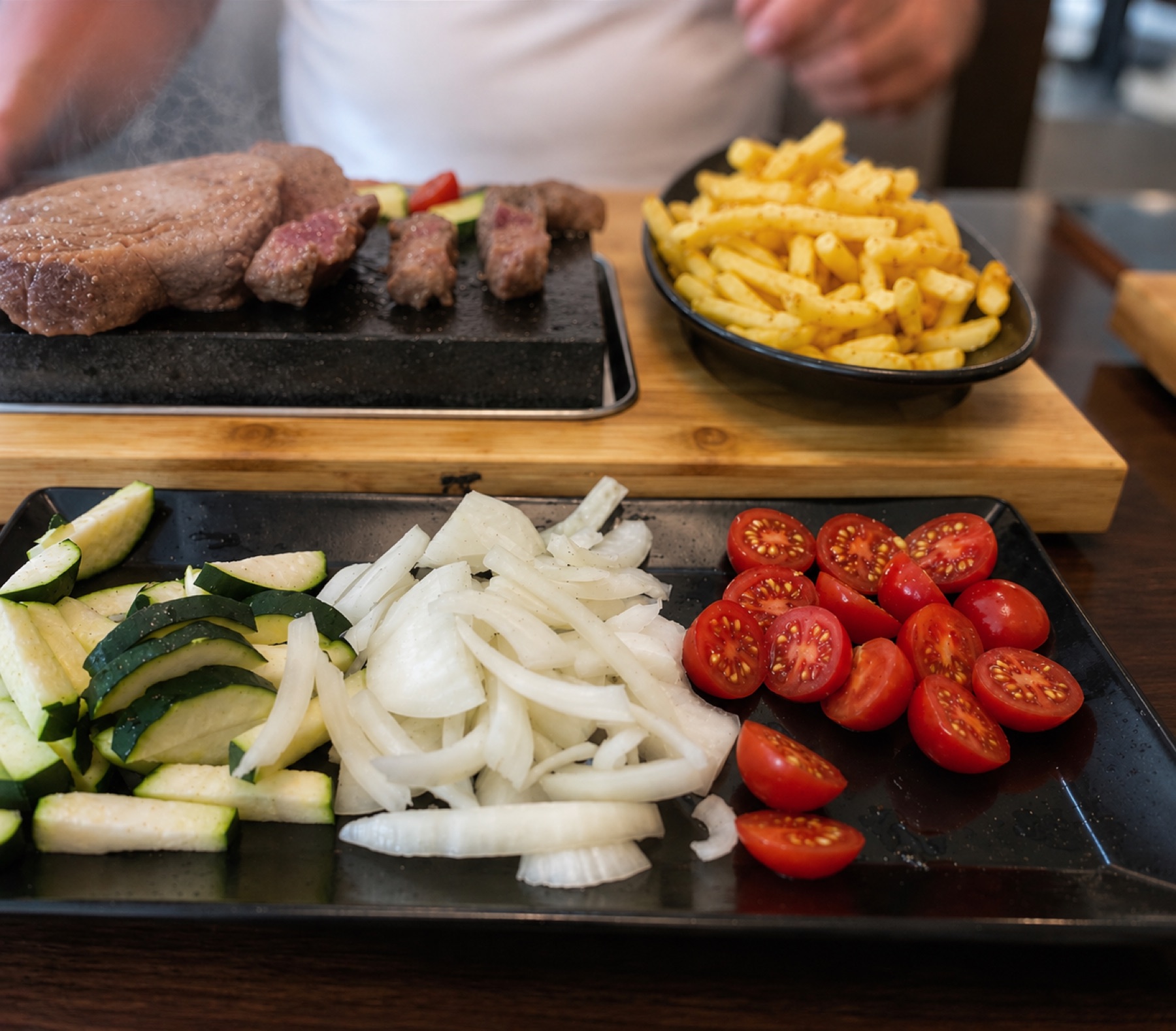 Steak vom heißen Stein mit Pommes und Gemüse