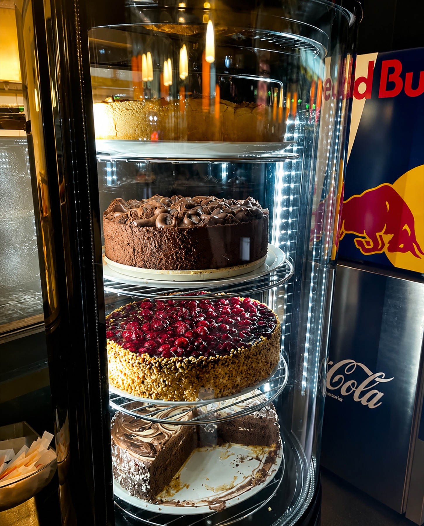 Kuchentheke mit frischen Torten