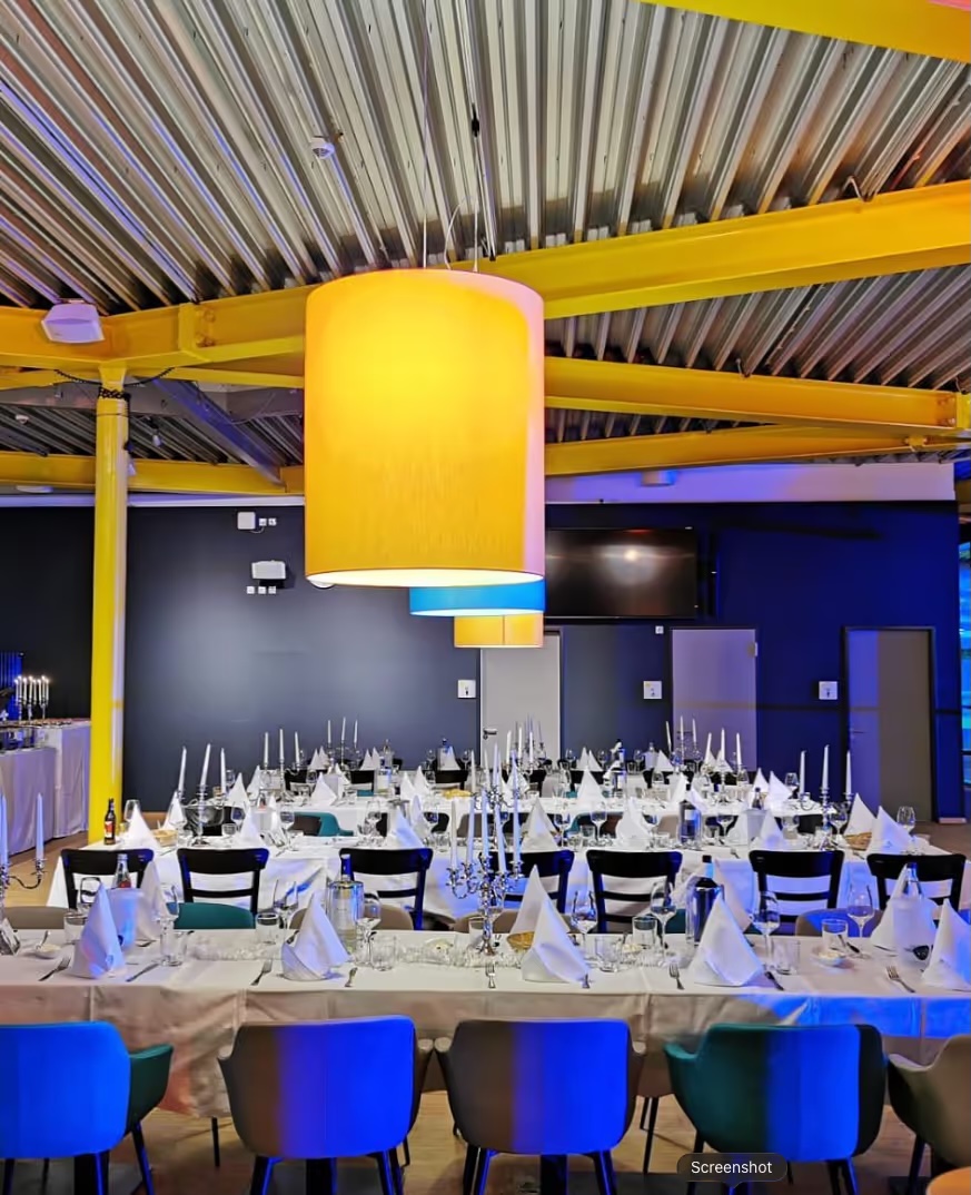 Eventsaal in blauem Licht