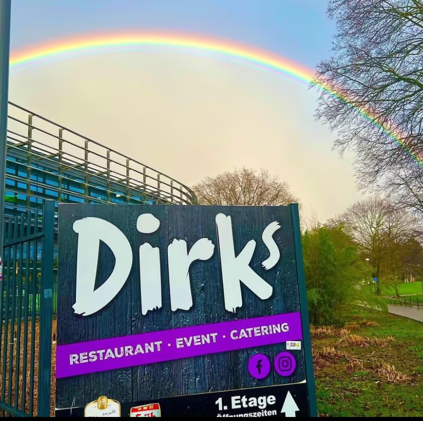 Das Dirks-Schild am Lentpark – mit Regenbogen